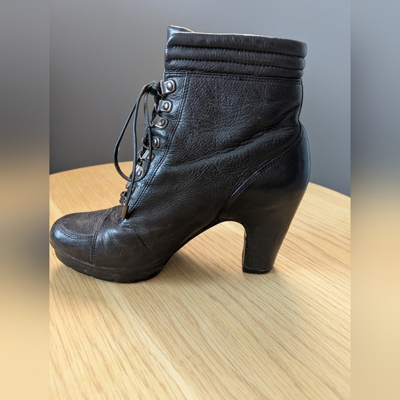 Kenneth Cole Women's (Size 6M) Black Leather Lace-Up Boots With Block Heel - Picture 11 of 16